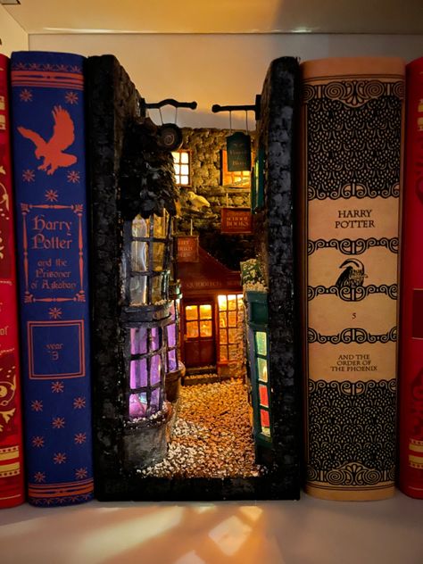 Harry Potter book nook Diagon Alley Book Nook Design, Diagon Alley Book Nook Diy, 3d Book Nook, Diagonal Alley Book Nook, Diy Harry Potter Book Nook, Bookshelf Diorama Harry Potter, Hogwarts Book Nook, Diy Book Nook Harry Potter, Room Inspo Harry Potter