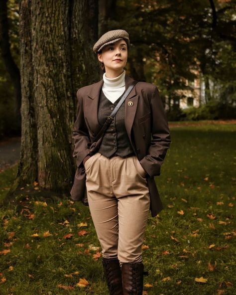 Shirin Altsohn (@shirinatra) • Instagram-Fotos und -Videos Countryside Fashion, Masculine Outfits, Vintage Street Style, Vintage Lesbian, Dark Academia Style, Dark Academia Outfit, Androgynous Outfits, Old School Fashion, Academia Outfit