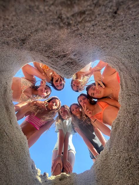 Beach Holiday With Friends, Hoț Girl Summer Ideas, Summer Dump Ideas, Beach Photoshoot Friends Group Photos, Beach Group Photo Ideas, Friends Beach Aesthetic, Photo Ideas With Friends, Island Photoshoot, Summer Picture Poses