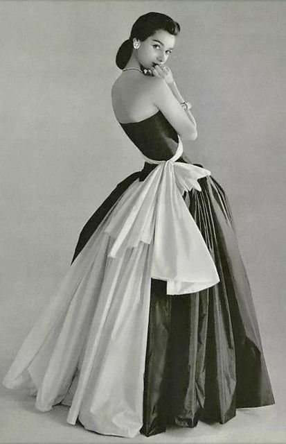 Madame Gres evening dress 1956 | Peter Buchorne | Flickr Madame Gres, Glamour Vintage, Mode Tips, Robes Vintage, Fifties Fashion, Moda Retro, Look Retro, Vintage Fashion Photography, Fashion 1950s