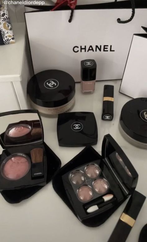 Chanel Aesthetic Makeup, Chanel Beauty Products, Channel Makeup Products, Chanel Makeup Aesthetic, Makeup Expensive, Eyeshadow Palette Aesthetic, Chanel Makeup Products, Natural Makeup Eyeshadow, Chanel Makeup Set