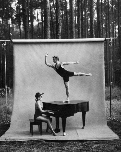 baryshnikov with pregnant wife on piano Annie Leibovitz, Anne Leibovitz, Annie Leibovitz Photos, Annie Leibovitz Photography, Wow Photo, Mikhail Baryshnikov, Urban Culture, Photographie Portrait Inspiration, Studio Backdrops