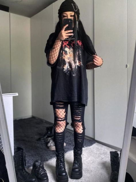 Emo Aesthetic Outfit Girl, Greyday Tour Outfits, Heavy Metal Concert Outfit, Pop Punk Aesthetic Outfit, Punk Girl Outfits, Grunge Style Clothing, Ropa Punk Rock, Styl Grunge, E Girl Style