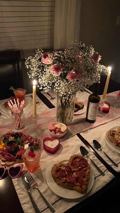 Valentine Dinner Party, Galentines Day Ideas, Romantic Valentines Day Ideas, Lunch Saludable, Romantic Date Night Ideas, Birthday Dinner Party, Hosting Christmas, Galentines Party, Valentine Dinner