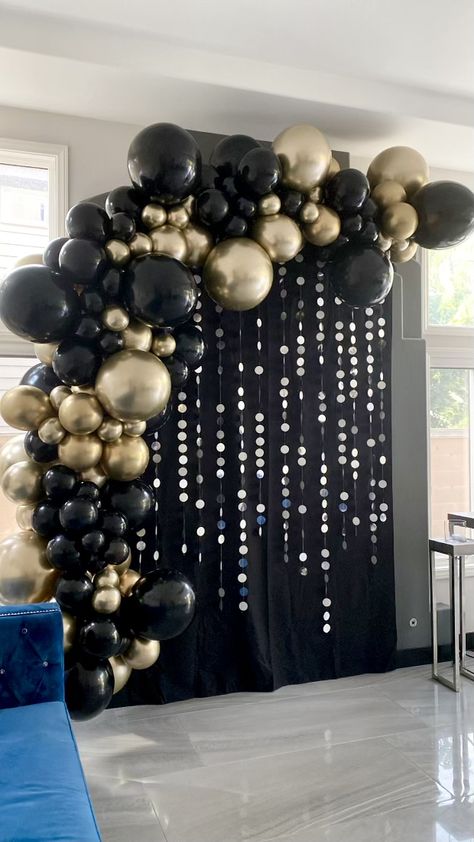 Gold Black Birthday Decorations, Balloon Garland Black And Gold, 70th Birthday Black And Gold, Fresher Party Decoration, Black Gold Silver Balloon Garland, Birthday Decoration Ideas Black And Gold, 18th Birthday Decorations Black And Gold, Black Backdrop With Balloons, Good And Black Party Decor