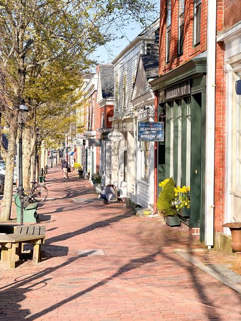 The Ultimate Three Days in Nantucket | Nantucket Island Travel Guide | Nicest Hotels in Nantucket | Best places to stay in Nantucket | Best places to eat in Nantucket | Top things to do in Nantucket | What to do in Nantucket | Daffodil Days in Nantucket | What to wear in spring in Nantucket | Ferry to Nantucket | Do I need a car on Nantucket Island? | Best beaches in Nantucket One Day In Nantucket, Fall In Nantucket, Nantucket In October, Nantucket With Kids, Nantucket Picture Ideas, Nantucket Downtown, Nantucket Outfit Spring, Nantucket Summer Outfits, Nantucket Lifestyle