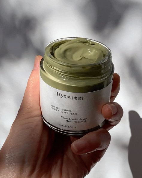 Ohlolly Korean Skincare: Hyeja Vegan Matcha Gentle Mud Cream Mask purifies and clarifies the skin without stripping or drying out the skin’s barrier. Plus, it uses a 100% vegan formula that’s sustainably packaged and great for all skin types, even dry or sensitive. Matcha Mask, Matcha Face Mask, Face Mask Cream, Cute Skincare, Nature Skincare, Freetime Activities, Cream Skincare, Skincare Branding, Natural Skin Care Products