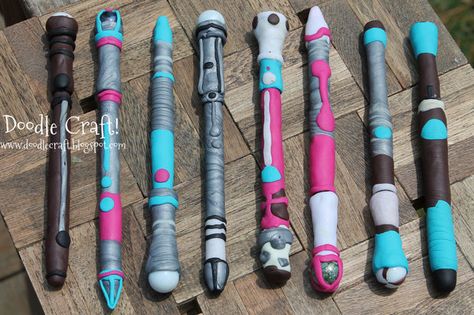 Fimo, Sonic Screwdriver Diy, Doctor Who Birthday, Doctor Who Crafts, Polymer Clay Pens, Doctor Who Party, Diy Doctor, Clay Pen, Sonic Screwdriver