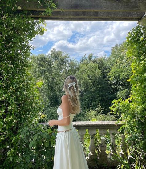 Spring Princess Aesthetic, Poses For Garden Pictures, Girly Aesthetic Poses, French Countryside Aesthetic Outfits, Outfit For Greece, Garden Pic Ideas, Park Inspo Pics, Poses In Dress Ideas, Romantic Summer Aesthetic