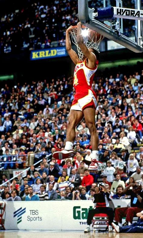 Anthony Jerome "Spud" Webb (born July 13, 1963) is an American retired professional basketball point guard. Webb, who played in the National Basketball Association (NBA), is known for winning a Slam Dunk Contest despite being one of the shortest players in NBA history. Nba Slam Dunk Contest, Spud Webb, Best Dunks, Dunk Contest, Sport Nutrition, Sport Volleyball, Nba Pictures, Basketball Photography, Jordan Basketball