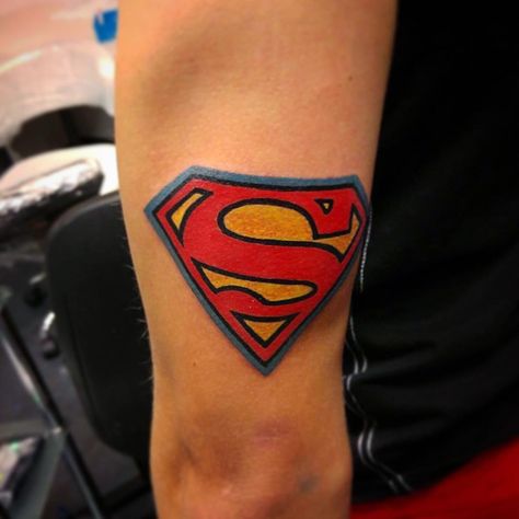 superman tattoo symbol Super Hero Tattoos, Superman Tattoo, Superman Tattoos, Hero Tattoo, Superman Symbol, Cartoons Movies, Girl Power Tattoo, Power Tattoo, Comic Tattoo