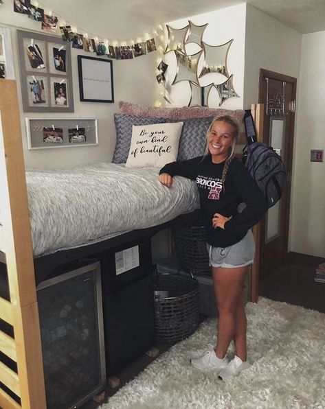 Dorm Storage Ideas, Dorm Room Setup, Lofted Dorm Beds, College Dorm Room Organization, Boys Dorm Room, College Dorm Room Inspiration, Cozy Dorm Room, Dorm Room Styles, College Bedding