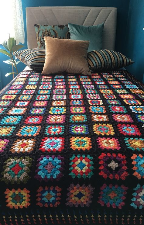 Patchwork, Crochet Granny Square Gifts, Mexican Blanket Crochet, Crochet Blanket Ideas Granny Squares, Crochet Blanket Squares Pattern, Black And Gold Crochet Blanket, Huge Granny Square Blanket, Granny Square Combinations, Trendy Crochet Blanket