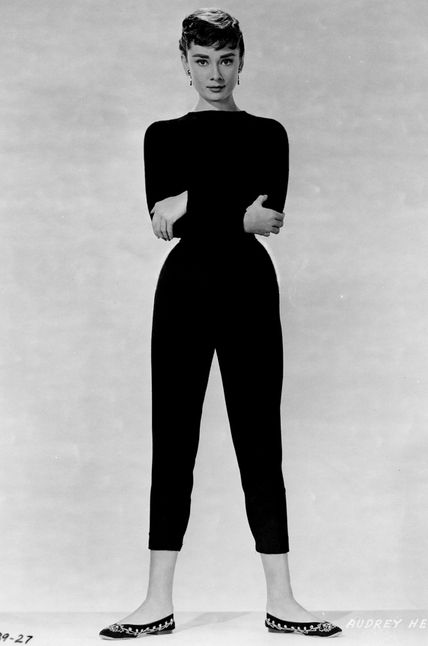 For decades, leggings have become one of the most popular alternatives for women who want to experience comfort but do not want to deal with the heavy denim pants or the limited styles of slacks. A... Audrey Hepburn Sons, Audrey Hepburn Outfit, Beatnik Style, Audrey Hepburn Photos, Holly Golightly, Celebrity Style Icons, Audrey Hepburn Style, Pedal Pushers, Hepburn Style