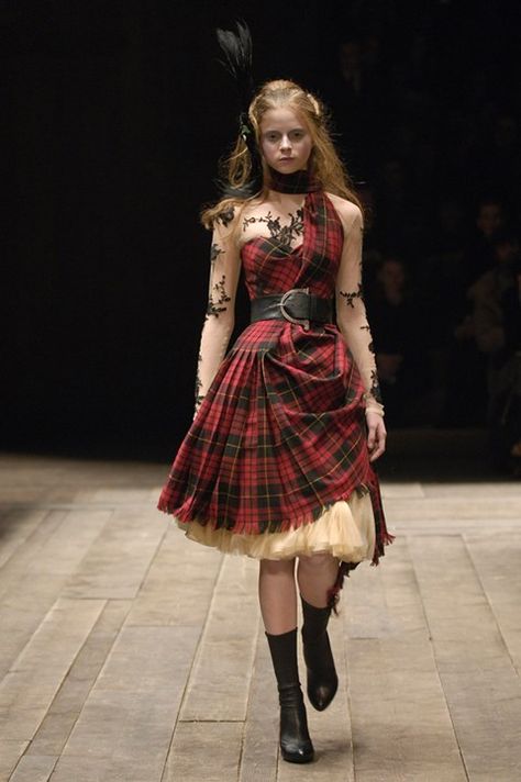 Alexander McQueen, Widows of Culloden, Autumn/Winter 2006-20 Friend Pictures, Alexander Mcqueen Savage Beauty, Tartan Fashion, Black Tartan, Savage Beauty, Mcqueen Fashion, Tartan Dress, Mode Inspiration, Fesyen Wanita