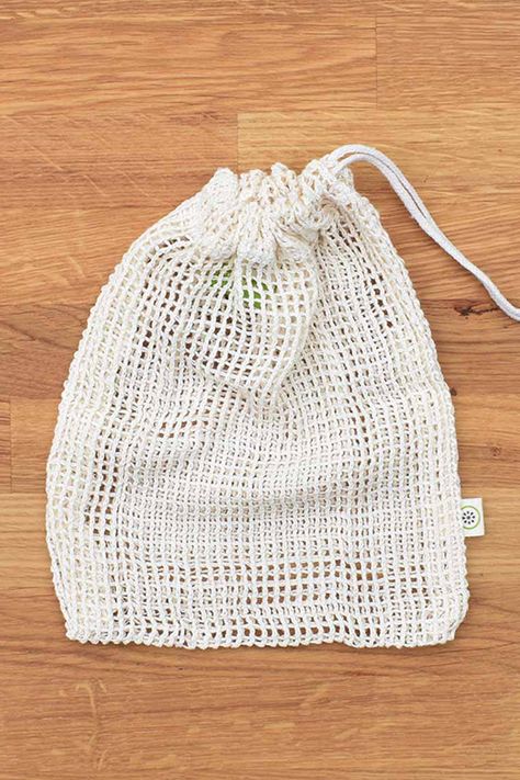 Handy for plastic free shopping and a zero waste lifestyle, these small net cotton bags have a drawstring to keep the contents safe and secure. The mesh design allows breath-ability making this cotton bag ideal for carrying or storing fruit, nuts and veg. Tela, Cotton Mesh Bag, Fruit Shop Design, Storing Fruit, Fruit Bag, Vegetable Bag, Knitting Bag Pattern, Sustainable Bag, Fruit Shop