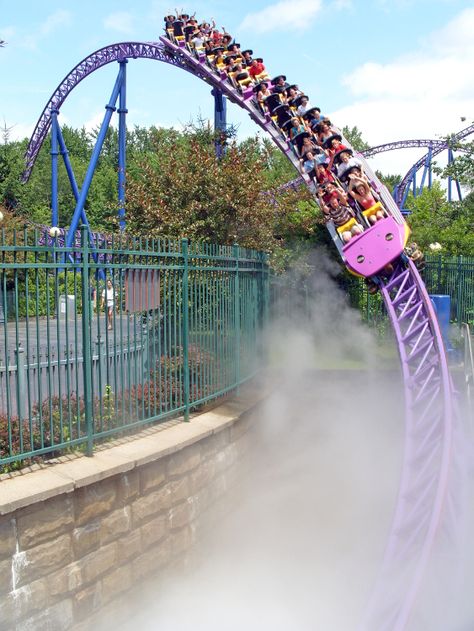 Bizarro at six flags#rollercoasters Six Flags New England, Scary Roller Coasters, Crazy Roller Coaster, Best Roller Coasters, Planet Coaster, Theme Parks Rides, Amusement Park Rides, Carnival Rides, Parc D'attraction