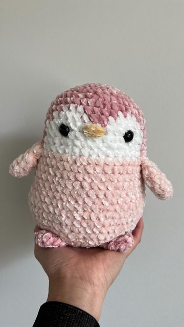 Free Penguin Crochet Pattern, Yarn Animals Easy, Cute Simple Crochet Projects, Crocheted Stuffies, Penguin Crochet Pattern, Crochet Stuffies, Crochet Pieces, Crochet Penguin, Amigurumi Cow