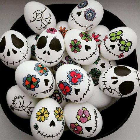 Halloween Rocks, Diy Ostern, Easter Egg Designs, Painted Rocks Craft, Easter Egg Painting, Easter Eggs Diy, Painted Rocks Diy, Easter Egg Crafts, Rock Painting Patterns