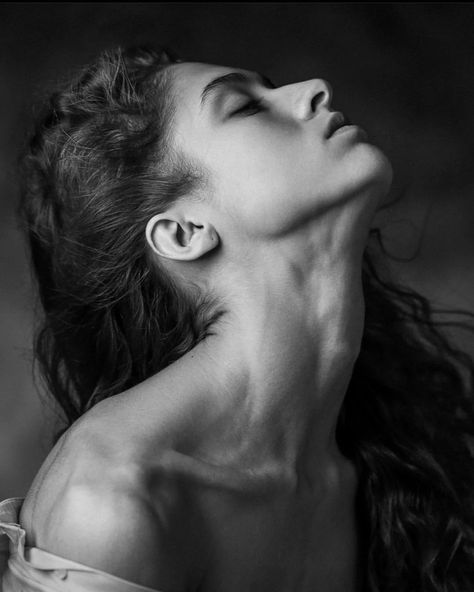 Female Body Photography, Woman Face Photography, Female Portrait Poses, Life Drawing Pose, Profile Photography, Side Portrait, Wardrobe Styling, Black And White Face, Art Photography Portrait