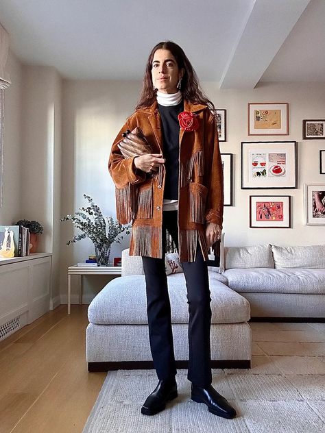 How to wear black without looking boring Suede Fringe Jacket Outfit, Fringe Jacket Outfit, Suede Jacket Outfit, Chanel Booties, Leandra Medine Style, Black Flared Leggings, Winter Jacket Outfits, Red Tights, Green Turtleneck