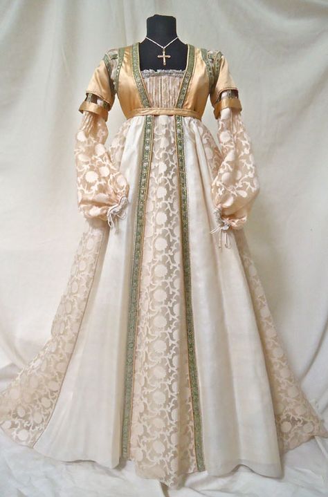 I don't know what this is from, but it's pretty. Istoria Modei, Gaun Abad Pertengahan, Medieval Gown, Blue Evening Gowns, Blue Ball Gowns, Period Dress, Fantasy Dresses, Blue Evening Dresses, Old Dresses
