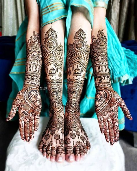 Floral Mehndi Bridal Mehandi Leg Design, Feet Henna Bridal, Bridal Henna Designs Modern, Bridal Mehendi Designs Latest, Latest Mehndi Designs Wedding, Bridal Mehendi Designs Wedding, Leg Mehendi Design, Dulhan Mehndi Design, Mehendi Bridal