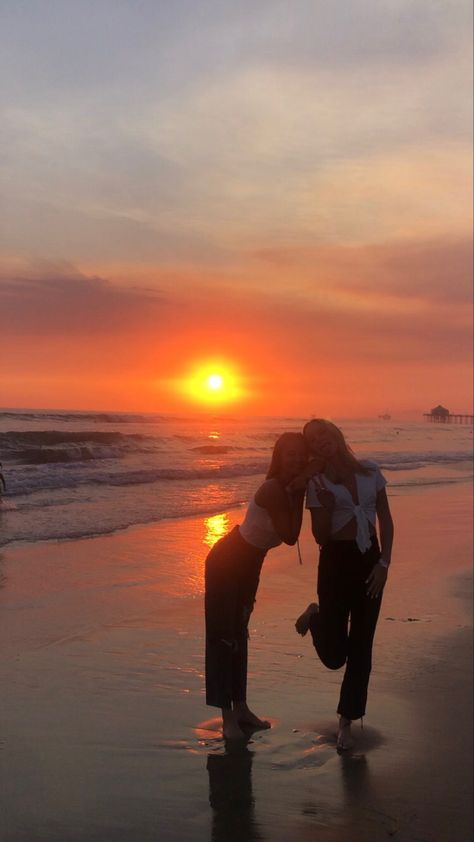 Beach W Friends Aesthetic, Sunset Bestie Pics, Cute Sunset Pictures, Sunset Pics Instagram, Sunset Pic Ideas, Beach W Friends, Sunset Pictures With Friends, Pics W Friends, Watching Sunset