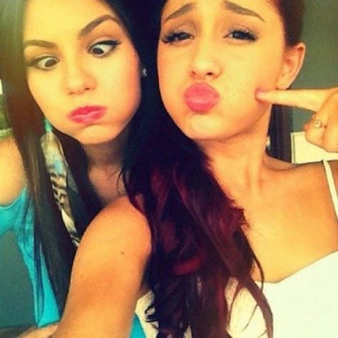 10 Ariana Grande & Victoria Justice Selfies That Make Us Happy They're Friends Again! Rare Icons, Uk Icon, 2010s Aesthetic, Summer Tumblr, Victorious Cast, 2013 Swag Era, Tori Vega, Sam & Cat, Sam And Cat