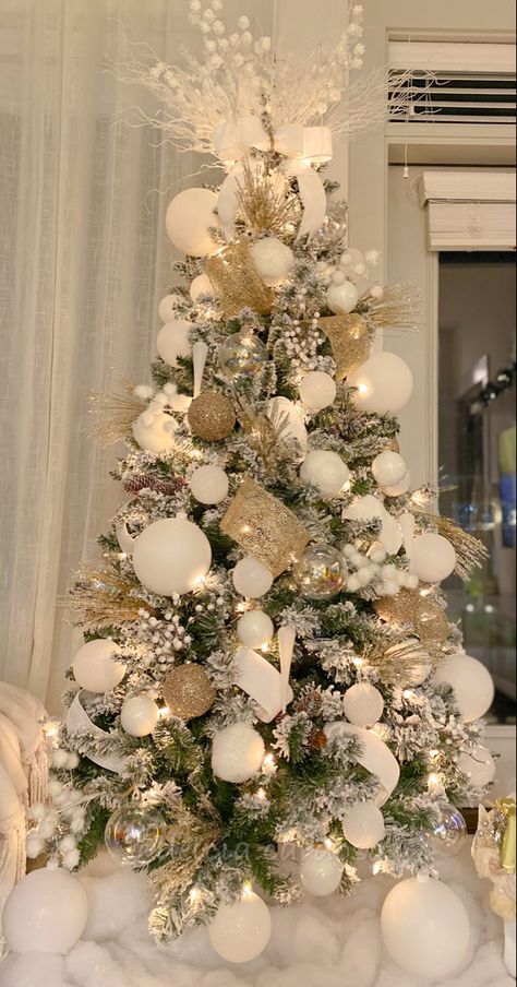 Good And White Christmas Decor, Christmas White Decorations, White And Gold Tree Christmas, Silver Gold White Christmas Tree, Christmas Decor Gold And White, Christmas Decor Ideas Gold And White, Gold White Silver Christmas Tree, White Gold And Silver Christmas Decor, Christmas Decor White And Gold