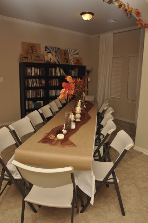 Friendsgiving Hosting Ideas, Thanksgiving Small Space, Friendsgiving Dinner Party Decor, Thanksgiving Dinner Table Setting, Fall Tables, Friendsgiving Ideas, Thanksgiving Party Decor, Friendsgiving Dinner Party, Simple Thanksgiving Table