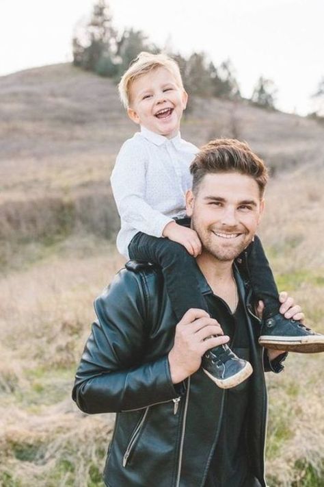 Dad Son Photography, Father Son Pictures, Father Son Photography, Father Son Photos, Son Photo Ideas, Family Photoshoot Poses, Summer Family Photos, Family Portrait Poses, Photos Originales