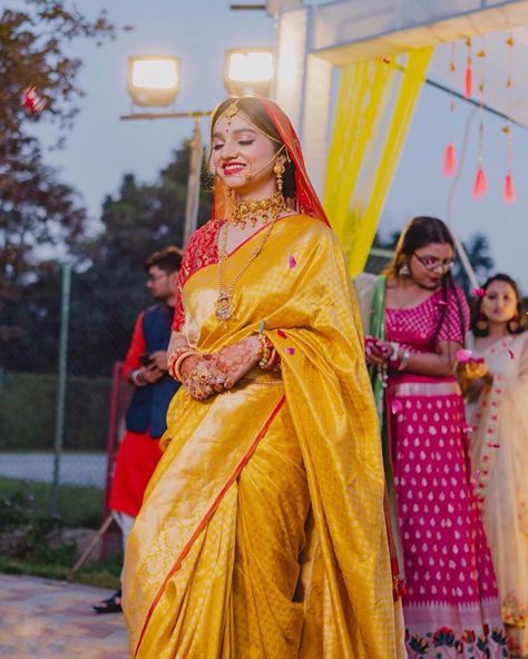 11 Gorgeous Brides Who Slayed In A Saree On Their Wedding Day! – WedBook Yellow Saree For Bride Wedding, Yellow Saree Wedding Look, Yellow Saree For Pheras, Saree With Nath Look, Phera Look For Bride In Saree, Bihari Bride In Yellow Saree, Yellow Saree For Marriage, Bihari Saree Look, Yellow Saree Bride Indian Weddings