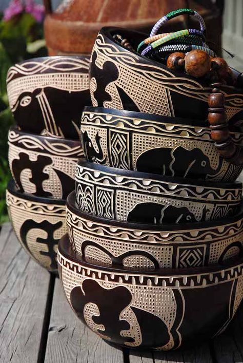 Kenyan Furniture Design, African Artifacts Decor, Bougie Boho Decor, Ghana Home Decor, African Room, Africa Decor, Afrocentric Decor, African Interior Design, African Furniture