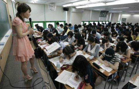 English teacher Rose Lee gives a lecture at a cram school in Seoul Japanese School Life, English Teacher In Japan, Holistic Nutrition Books, Cram School, Japanese Teacher, Korean School, Asian Studies, Big Friends, Japan Aesthetic