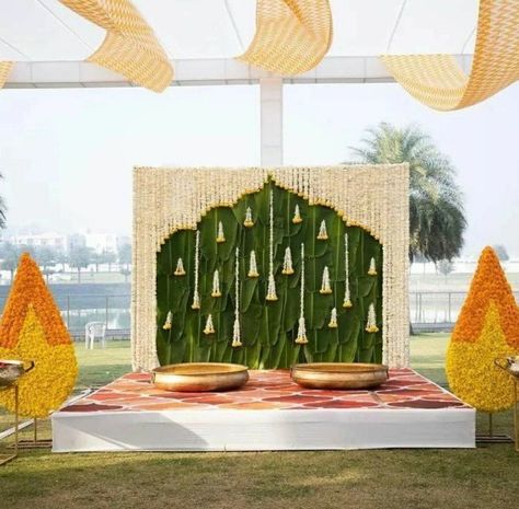 Nalugu Backdrop, Decoration Ideas For Haldi, Decoration For Haldi, Banana Leaf Decoration, Mehendi Stage, Leaf Decoration Ideas, Haldi Theme, Haldi Setup, Simple Crib