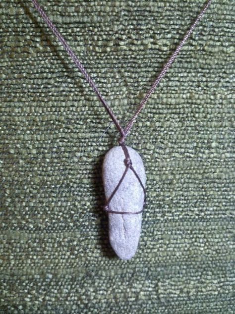 Stone Necklace Diy, Diy Stone Wrapping, Crystal Necklace Diy, Stone Jewelry Necklace, Pebble Necklace, Wire Wrap Jewelry Designs, Rock Necklace, Stones Diy, Rock Jewelry