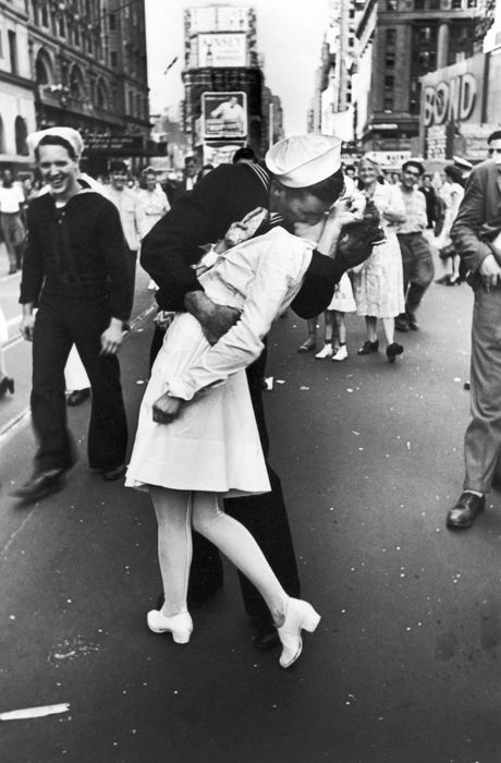 Pictures Worth a Thousand Words: Most Iconic Photos » ExpertPhotography American History Photos, Digital Photography Lessons, Powerful Pictures, Alfred Eisenstaedt, Kiss Photo, Rare Historical Photos, Steve Mccurry, Famous Photos, Navy Sailor