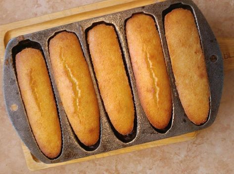 The cast iron corn bread stick pan makes corn bread ears of corn! Corn Sticks Recipe, Buttermilk Corn Bread, Cornbread Sticks, Bread Muffins Recipe, Corn Sticks, Cast Iron Corn, Cornbread Biscuits, Pan Cornbread, Cornmeal Recipes