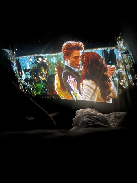 Twilight Sleepover, Sleepover Aesthetic Night, Summer Sleepover, Sleepover Aesthetic, Movie Night With Friends, The Projector, Friend Ideas, Night With Friends, Movie Nights