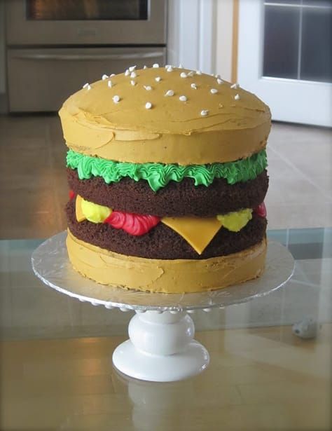 Cakes For Teenagers, Cheeseburger Cake, Tårta Design, Hamburger Cake, Torte Creative, Burger Cake, Dad Birthday Cakes, Gubahan Bunga, Dad Cake