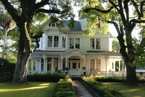 What Makes It a Dream House Anyway? - Bungalow 47 Southern Homes, Casa Vintage, Wrap Around Porch, Hus Inspiration, Style At Home, House Goals, Pretty House, Design Case, Home Fashion