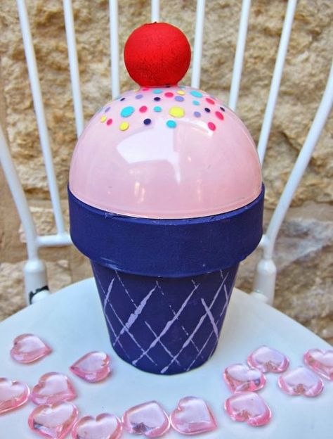 Valentine Gift Holder Ice Cream Cone - Morena's Corner Homecorner Ideas, Crochet Cupcakes, Diy Valentines Box, Valentine Craft Decorations, Flower People, Cute Valentines Day Ideas, Balloon Theme, Chocolate Bar Wrapping, Valentine Diy