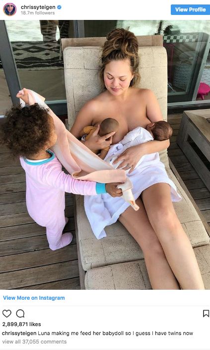 '#ChrissyTeigen slams naked #breastfeeding pic haters because, of course' -- USA highlights Chrissy Teigen in her #MomDuties role! How cute! #MetropolitanBreastfeeding #BusyMoms Chrissy Teigen John Legend, Stopping Breastfeeding, Burts Bees Baby, Baby Breastfeeding, Foto Baby, Newborn Family, Celebrity Moms, How To Have Twins, Chrissy Teigen