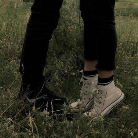 Crystal Castles, Grunge Vintage, Look Man, Foto Vintage, Spotify Playlist, The Grass, Couple Aesthetic, Hopeless Romantic, Grunge Aesthetic