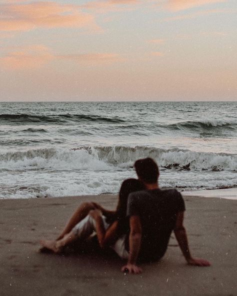 Photos Couple Plage, Strand Foto's, Protective Boyfriend, Couple Beach Pictures, Rich Couple, Teenage Couples, Drawings For Boyfriend, I Just Need You, Falling For Someone