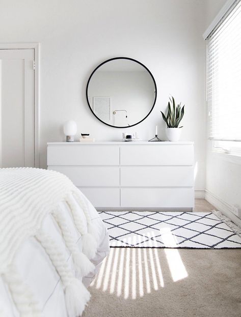 How to Keep a Rug From Slipping #simplebedroomideas Sala Zen, Diy Seng, Malm Ikea, Bedroom Design Diy, Quiz Buzzfeed, All White Bedroom, Minimal Bedroom, Ikea Malm, Perfect Bedroom