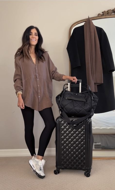 Travel Look Outfits, Classy Airport Outfit, Travelling Outfit, Comfy Spring Outfits, Comfortable Travel Outfit, Airplane Outfits, Look Legging, Fashion Travel Outfit, Casual Chic Outfits