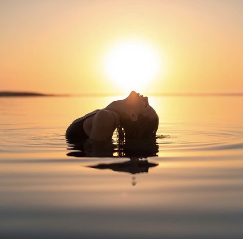 Beach Photoshoot Poses Women, Sunrise Beach Shoot, Beach Photoshoot Sunset, Beach Photoshoot Poses Bikinis, Sunrise Photo Ideas, Budoire Bridal, Sunrise Photoshoot Ideas, Beach Sunrise Photoshoot, Outdoor Boudiour Ideas