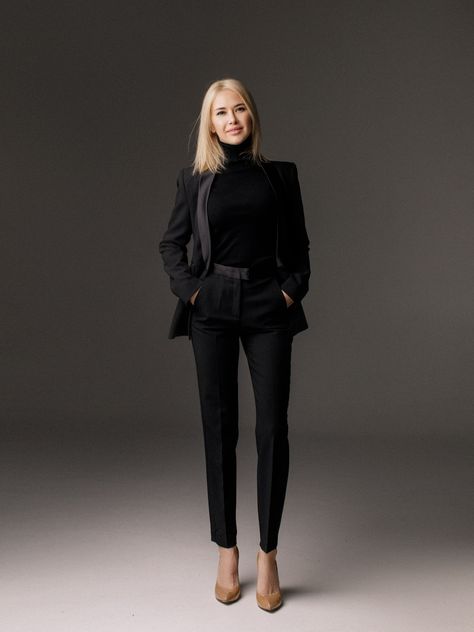 Traditional funeral attire consists of black outfits like a knee-length dress or a suit and tie. To show respect as a guest, wear a formal, conservative outfit. #fashion #formal #HannahCobb #modest Real Estate Agent Attire, Real Estate Outfits, Real Estate Agent Outfits, Foto Doctor, Business Portraits Woman, Funeral Attire, Business Portrait Photography, Conservative Outfits, Funeral Outfit